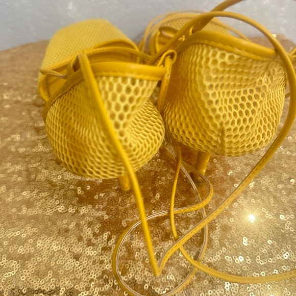 Mesh Leg Tie Up Sandals 4 in heel sized 9 - Picture 5 of 6